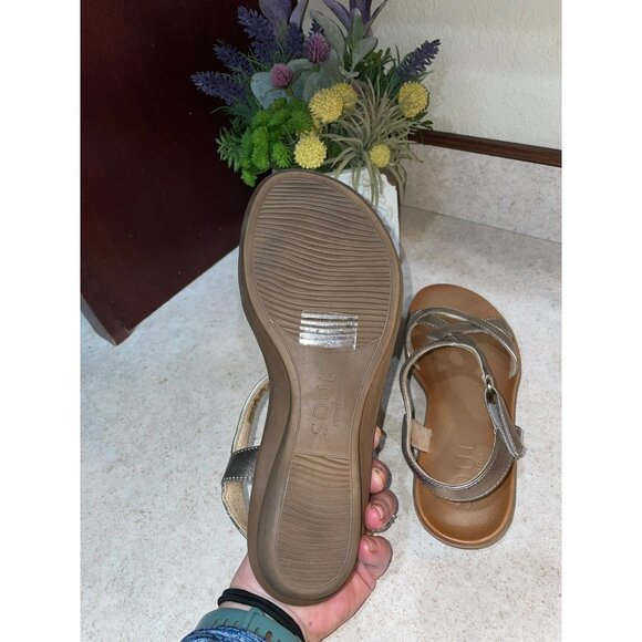 Soul Naturalizer Solo Metallic Cross Strap Sandals Size 8 Adjustable Buckle Soft - Picture 7 of 8